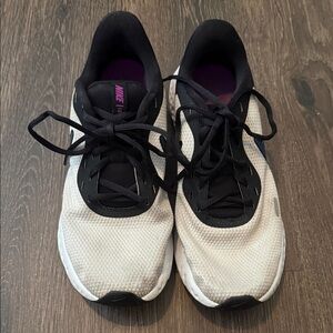 Nike Woman’s Revolution 5 running shoes